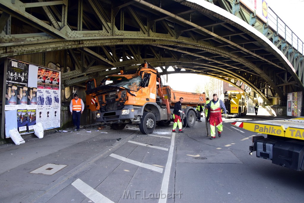 LKW blieb unter Bruecke haengen Koeln Deutz Deutz Muelheimerstr P108.JPG - Miklos Laubert